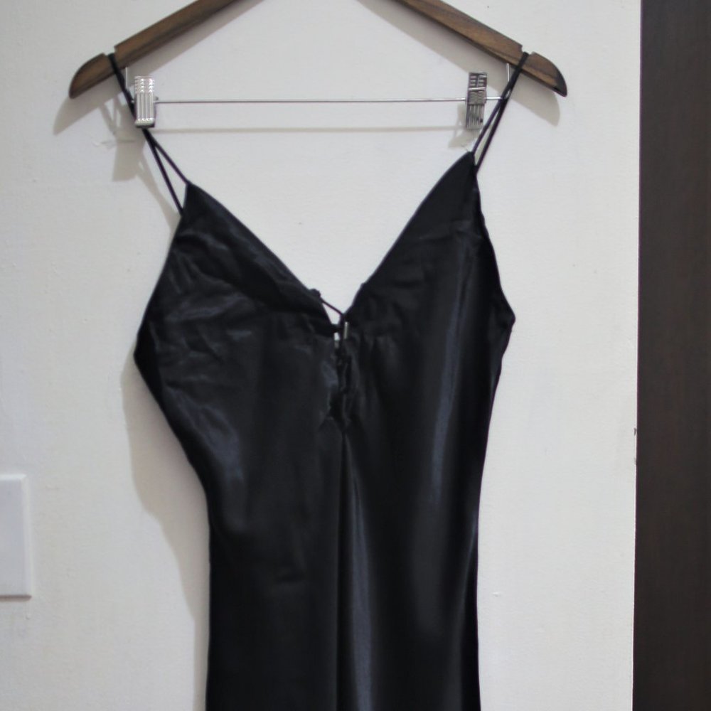 NWT SATIN EFFECT MIDI DRESS. - Picture 4 of 9